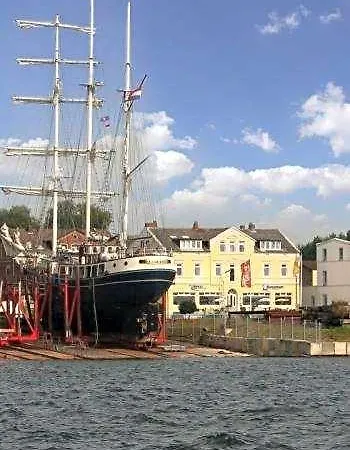 Kieler Foerde & Free Parking 3* Kiel